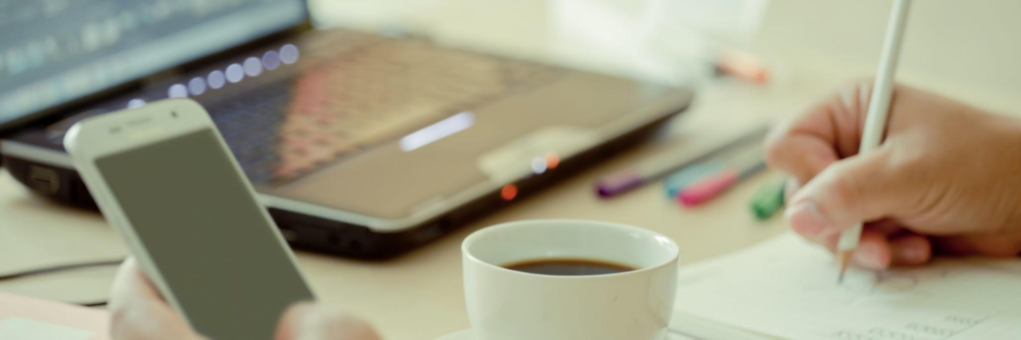 Session de formation en gestion financière avec des professionnels analysant des rapports et discutant de stratégies budgétaires