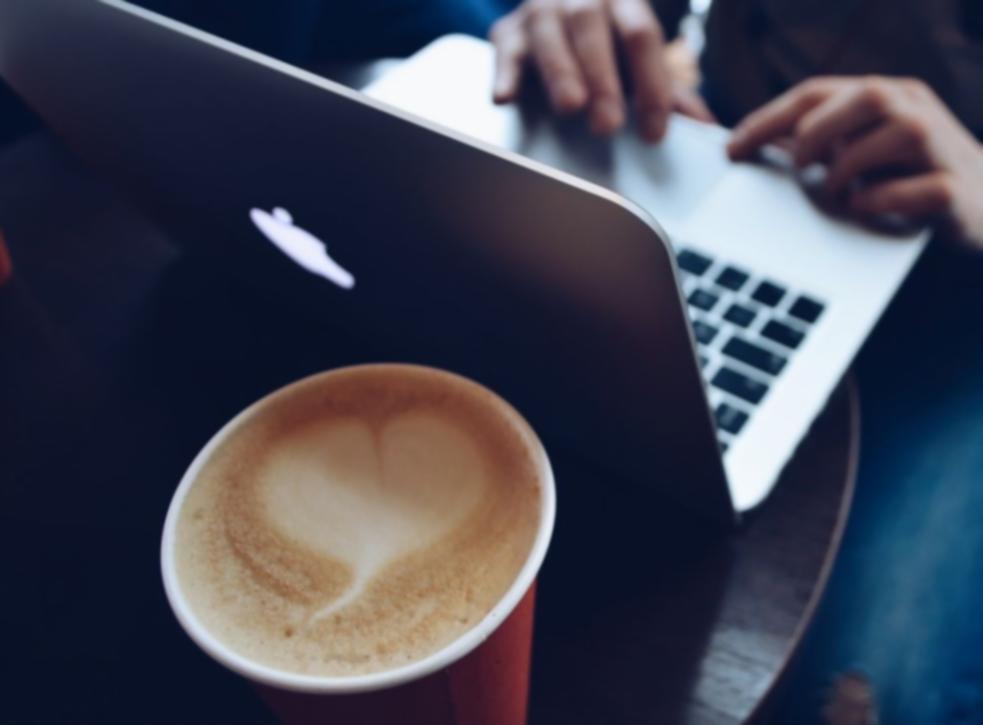 Session de consultation stratégique avec documents financiers et planification