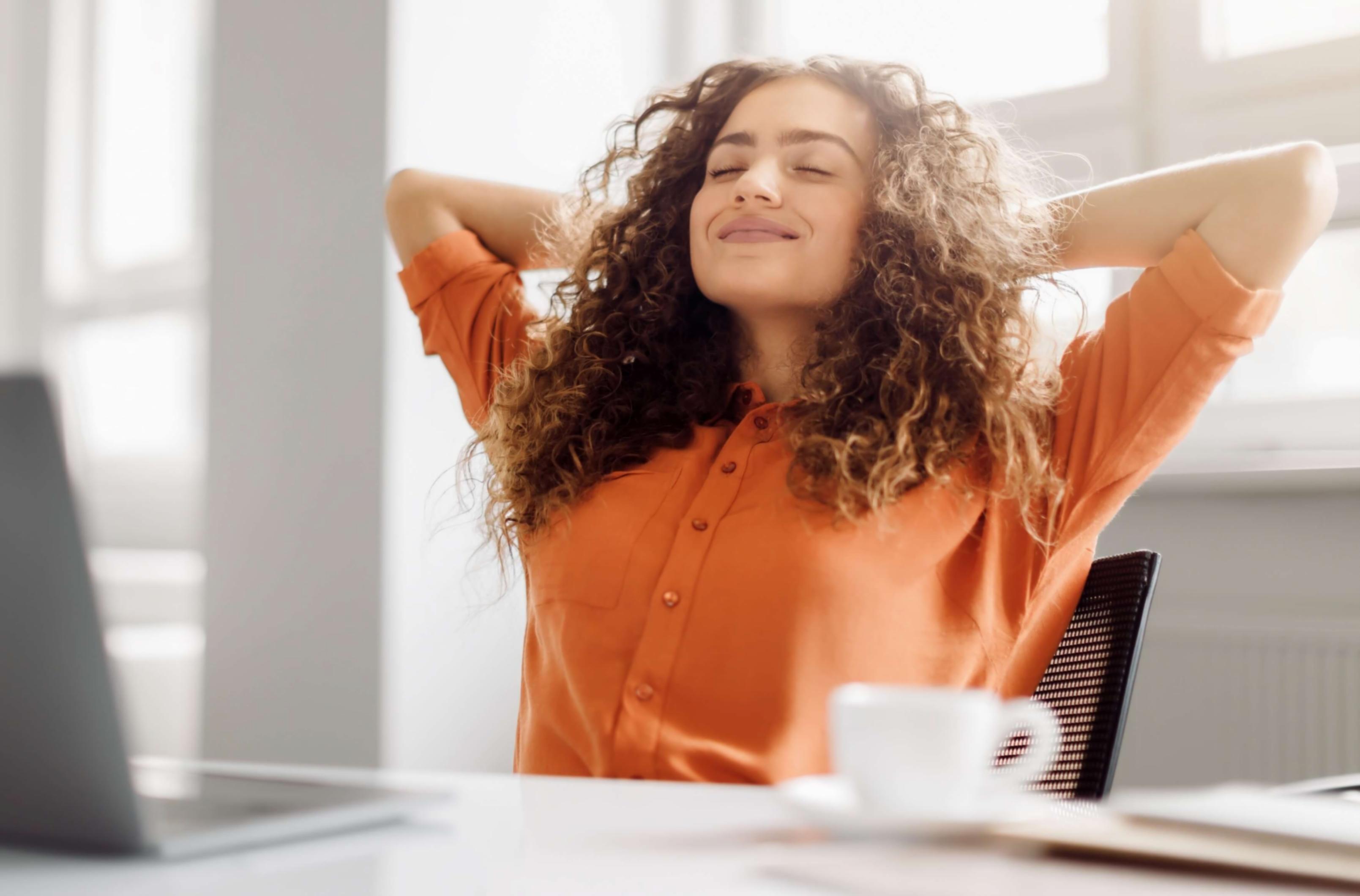 Espace de travail collaboratif avec documents financiers et outils de gestion