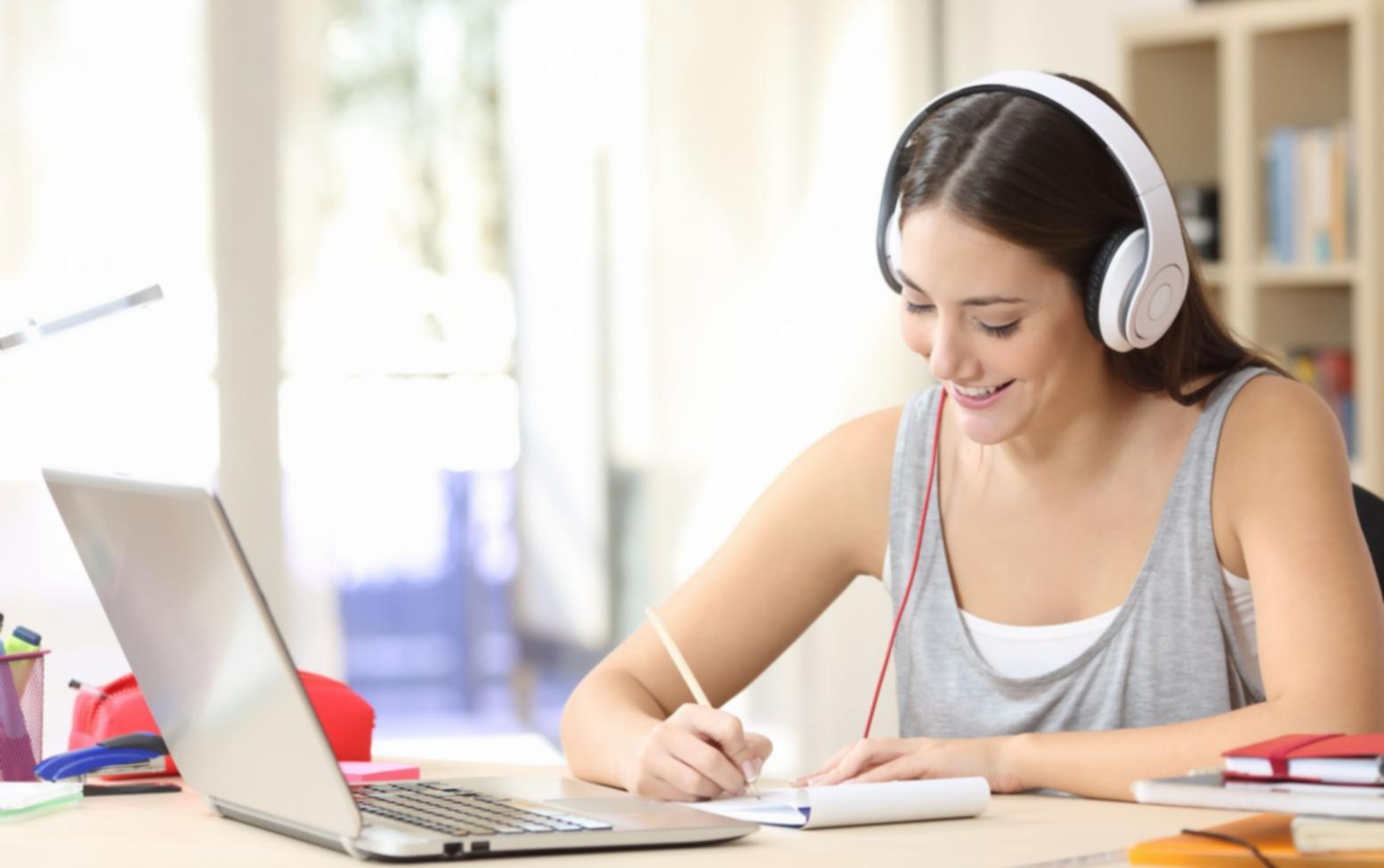 Équipe en réunion de travail collaborative autour d'un projet de planification stratégique